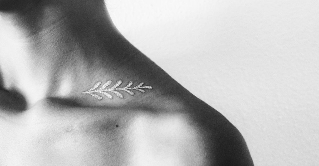 Tatuaż na szyi – męski odpowiednik biżuterii