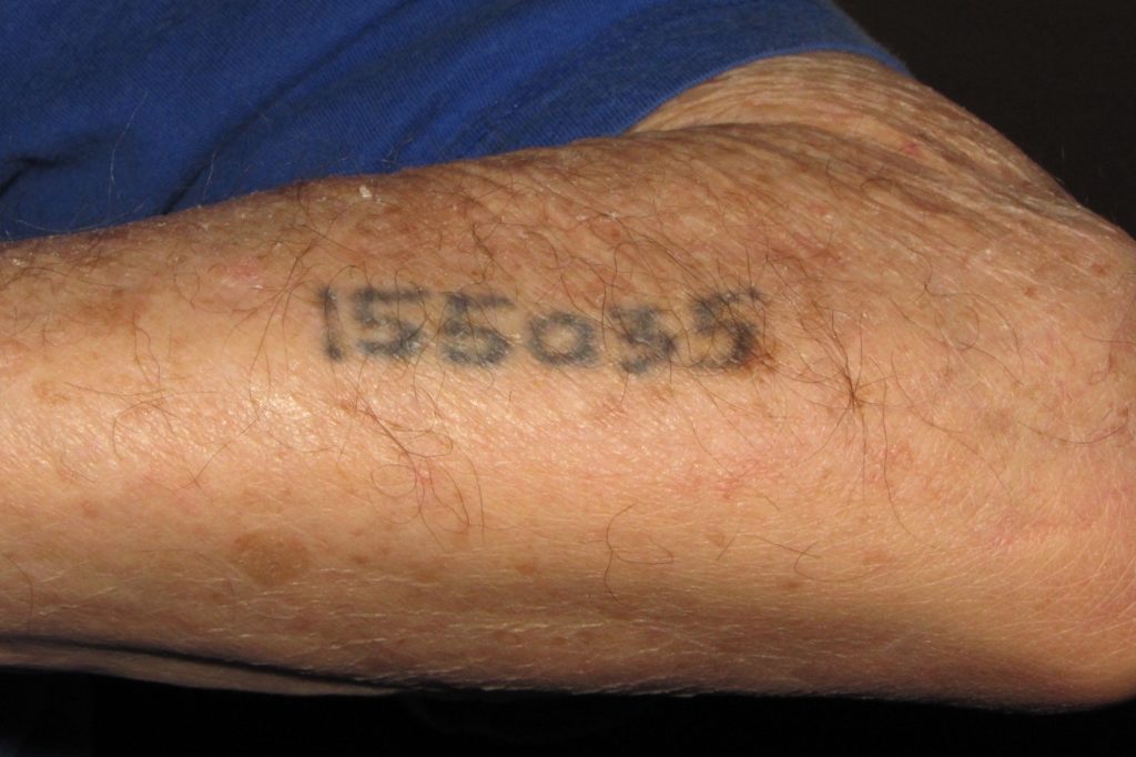 Tatuaże napisy męskie- popularne wzory, historia i wtopy. 