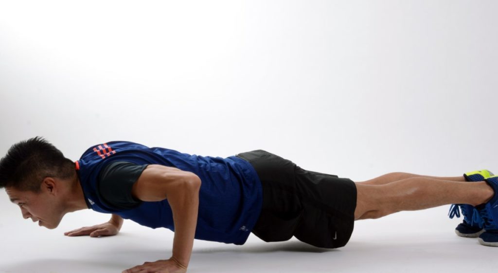 Hollow body – pozycja, sylwetka i sposób wykonania ćwiczenia