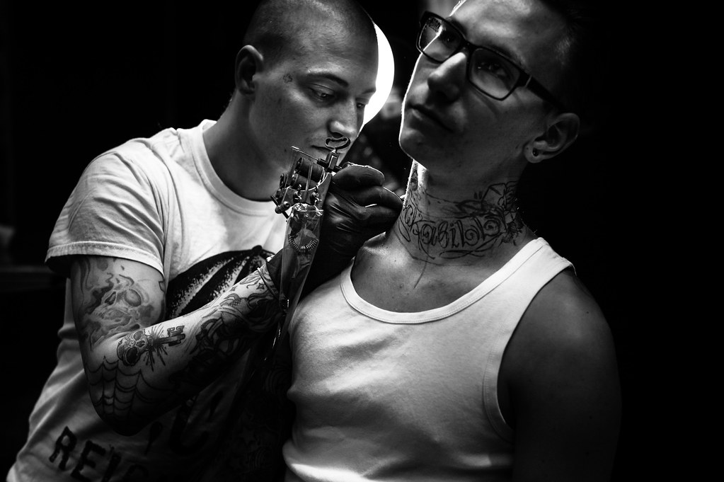 Tatuaże na szyi – inspiracje, znaczenie, symbolika