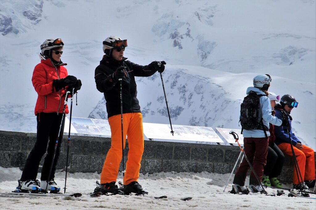 Akcesoria narciarskie – co kupić żeby pojechać na narty?