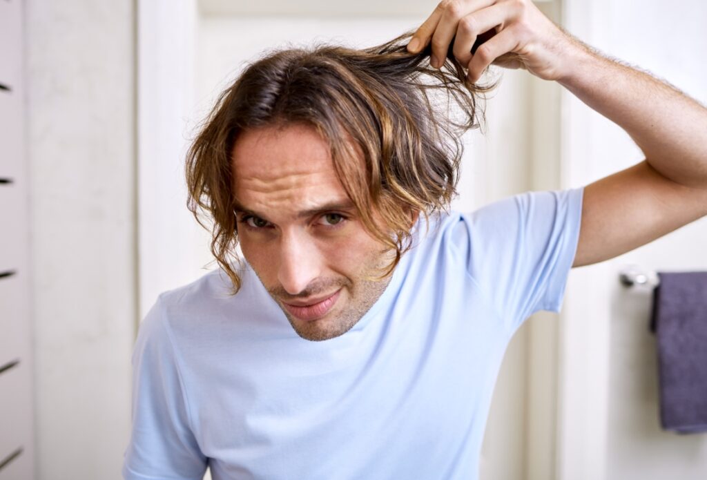 Męskie problemy z włosami: co stosować na poprawę kondycji włosów?