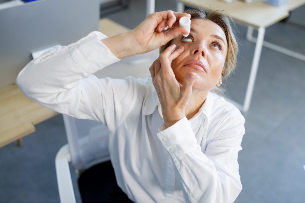 Zespół suchego oka a noszenie soczewek – jak sobie radzić?